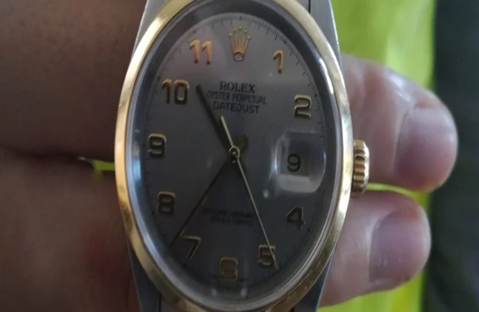 {61-letnie mieszkanka Dywit okazała się sprawczynią kradzieży drogiego zegarka na lotnisku w Szwecji.}
